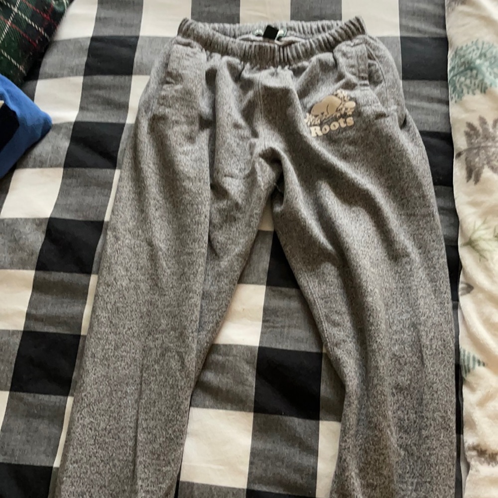 Roots small sweats. Fit Size Small